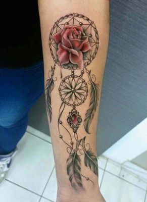  Tatouage attrape rêve avec une belle rose centrale sur l'avant bras